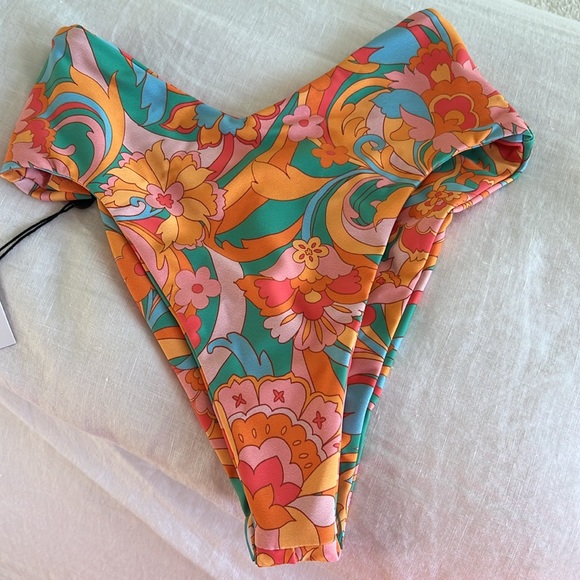 skatie nadi print bikini. Top can be worn 3 different ways. - Picture 4 of 6